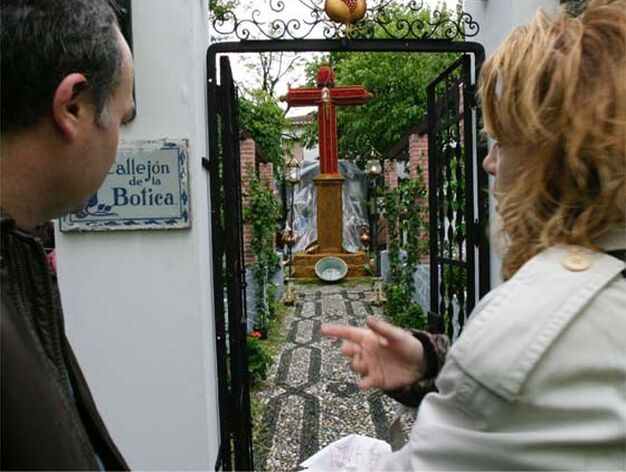 Un recorrido por la tradici&oacute;n de las cruces en Granada