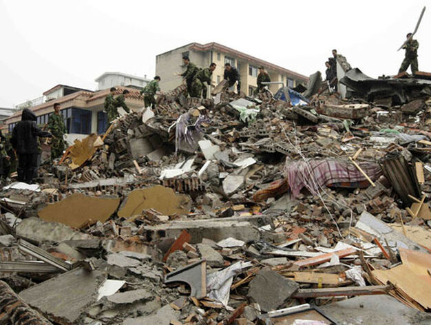 Casi 15.000 muertos y m&aacute;s de 40.000 desaparecidos o bajo los escombros en Sichuan