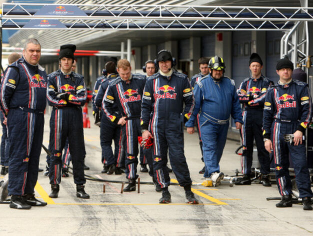 Los mec&aacute;nicos de Red Bull, preparados para un repostaje de Vettel.

Foto: Juan Carlos Toro