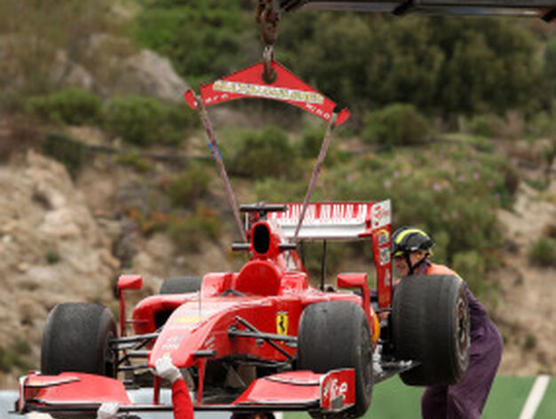 El Ferrari de Massa es remolcado por la gr&uacute;a.

Foto: Juan Carlos Toro