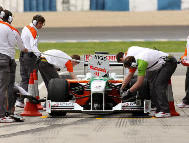 El Force India de Fisichella, durante una parada en boxes.

Foto: Juan Carlos Toro