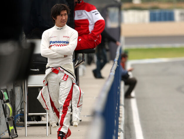 Kobayashi, probador de Toyota, en el pit-lane.

Foto: Juan Carlos Toro