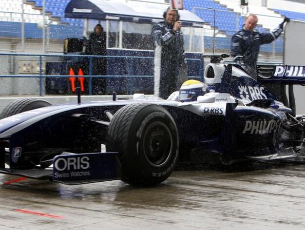 Nico Rosberg, que fue tercero con 1.31.451, se dispone a rodar sobre el mojado asfalto del circuito de Jerez.

Foto: Juan Carlos Toro