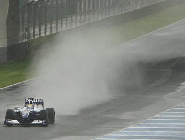 Hubo pilotos que completaron m&aacute;s de cien giros a la pista, entre ellos el alem&aacute;n Nico Rosberg que deja una estela de agua a su paso por la recta de meta.

Foto: Juan Carlos Toro