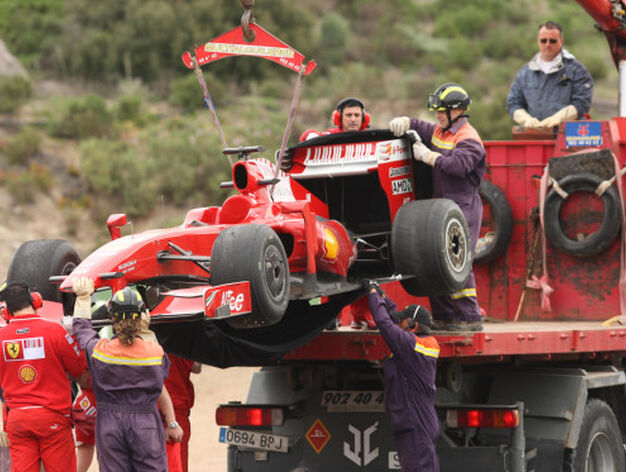 La gr&uacute;a, elevando el Ferrari.

Foto: Juan Carlos Toro