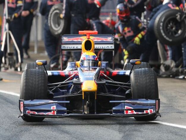 Webber (Red Bull), tras repostar gasolina y cambiar un juego de neum&aacute;ticos, se dispone a rodar sobre la pista.

Foto: J. C. Toro
