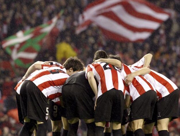 Los jugadores del Atlhetic de Bilbao, concentrados ante de iniar la segunda parte.

Foto: F&eacute;lix Ord&oacute;&ntilde;ez/Agencias