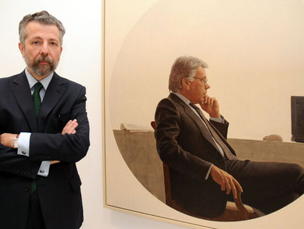 El pintor frente al retrato de Felipe Gonz&aacute;lez.

Foto: Juan Carlos V&aacute;zquez / Manuel G&oacute;mez