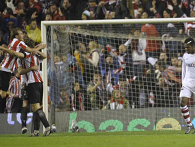 Romaric cabizbajo mientras algunos jugadores del Athletic celebran uno de los tres goles marcados.

Foto: F&eacute;lix Ord&oacute;&ntilde;ez/Agencias