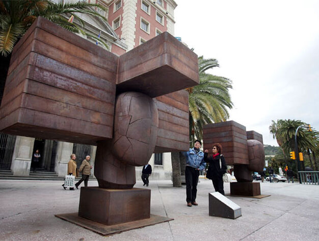 Las 17 esculturas monumentales del valenciano Manolo Vald&eacute;s ya est&aacute;n visibles en la calle Larios y en la Plaza de la Marina

Foto: Victoriano Moreno
