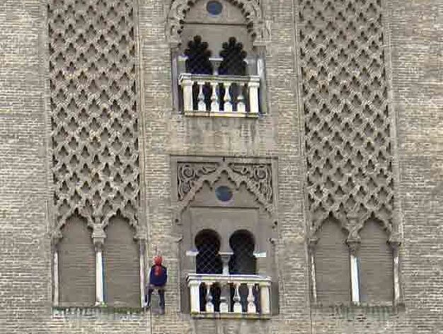 La fachada del monumental edificio con trabajadores sujetos por largas cuerdas.

Foto: Ruesga Bono