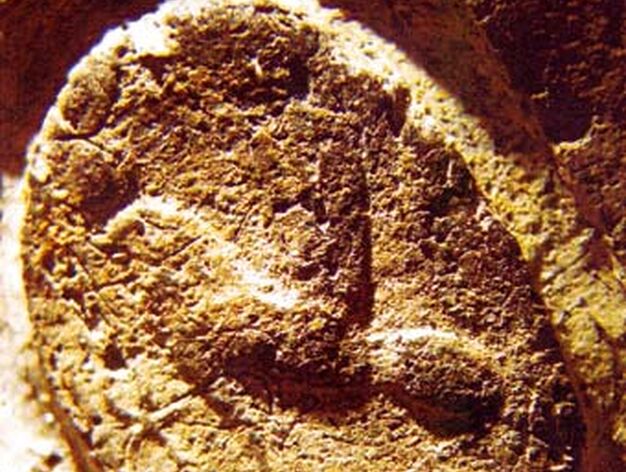 Esfinge alada (cabeza de rapaz y cuerpo de le&oacute;n) tocada con la corona roja del Bajo Egipto. Hay tambi&eacute;n signos de oro y vida.

Foto: Joaquin Pino