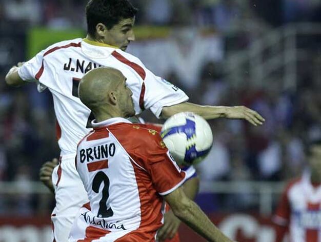 Bruno y Jes&uacute;s Navas luchan por un bal&oacute;n.

Foto: Antonio Pizarro