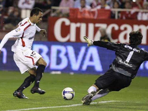 Diego Alves trata de cubrir la porter&iacute;a ante el ataque sevillista.

Foto: Antonio Pizarro