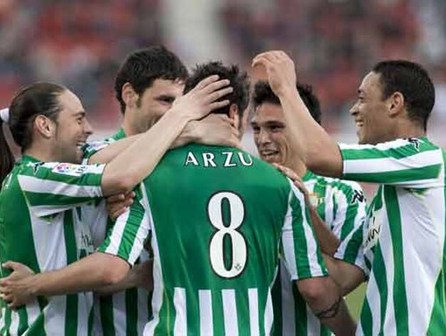 Arzu, Sergio Garc&iacute;a, Melli, Mark Gonz&aacute;lez y Oliveira celebran el tercer gol del Betis.

Foto: Montserrat T. Diez (EFE)