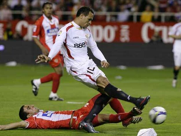 Luis Fabiano chuta ante libr&aacute;ndose del rival.

Foto: Antonio Pizarro