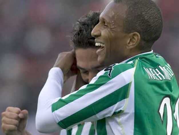Arzu celebra junto con Mehmet Aurelio el tercer gol ante el Mallorca.

Foto: Montserrat T. Diez (EFE)