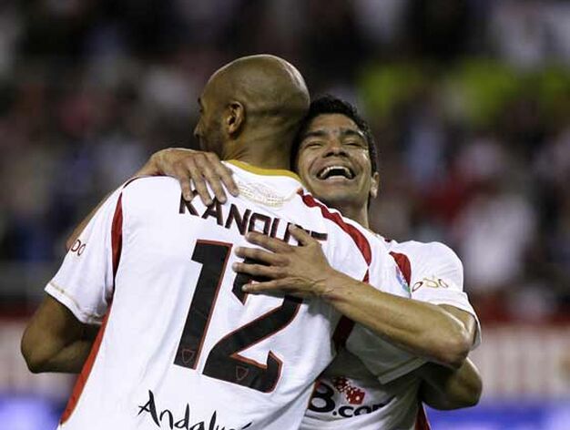 Renato y Kanout&eacute; se abrazan celebrando el gol del Sevilla.

Foto: Antonio Pizarro