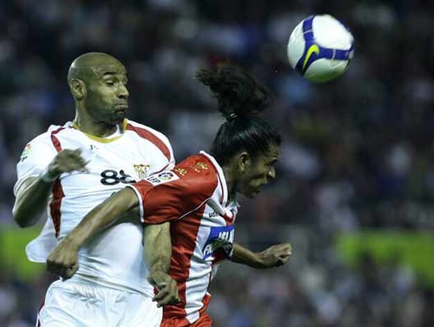 El delantero del Sevilla Kanout&eacute; trata de recuperar un bal&oacute;n a&eacute;reo.

Foto: Antonio Pizarro