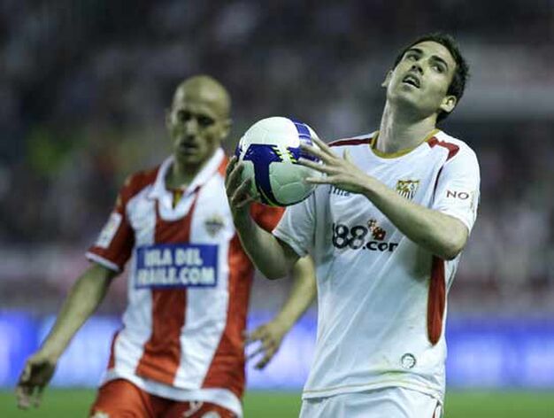 Los jugadores del Sevilla protestaron en varias ocasiones por las decisiones arbitrales.

Foto: Antonio Pizarro