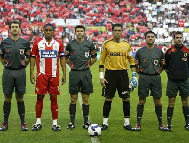 Los &aacute;rbitros del encuentro y los capitanes de ambos conjuntos.

Foto: Antonio Pizarro