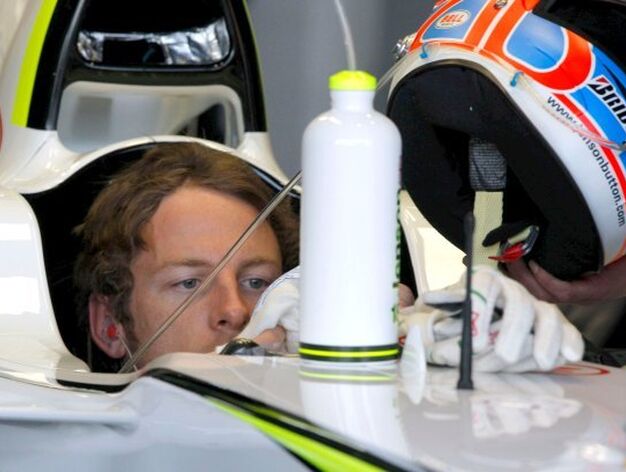 El piloto brit&aacute;nico de Brawn GP, Jenson Button, a bordo de su monoplaza en el box del equipo, durante la jornada de entrenamientos de hoy.

Foto: Efe