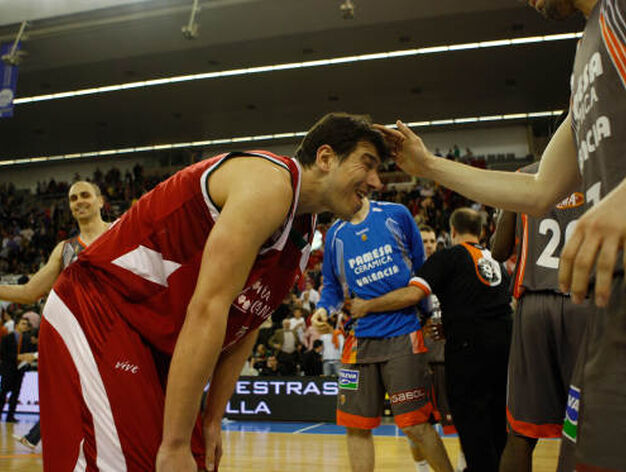 Un jugador del Pamesa consuela a Vlado Scepanovic tras la victoria levantina.

Foto: Pepe Villoslada
