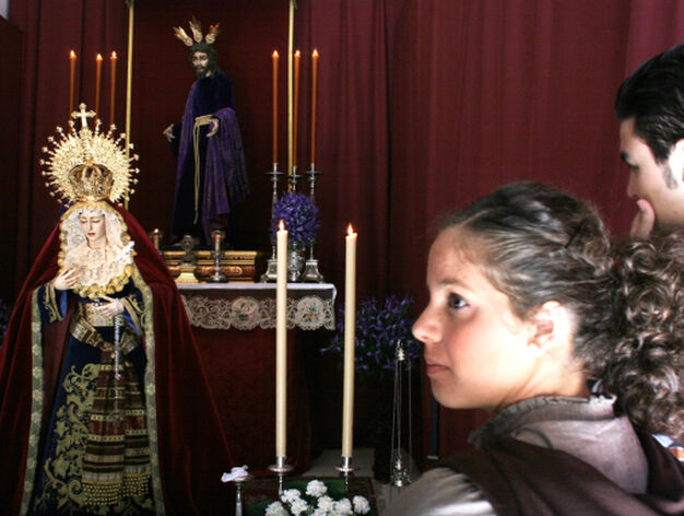 Mar&iacute;a Sant&iacute;sima de Gracia y Esperanza estuvo en ceremonia de besamanos en la parroquia de San Benito.

Foto: Vanesa Lobo