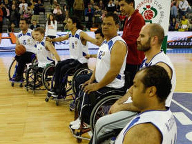 El baloncesto sobre ruedas tuvo su momento en uno de los descansos del partido.

Foto: Pepe Villoslada