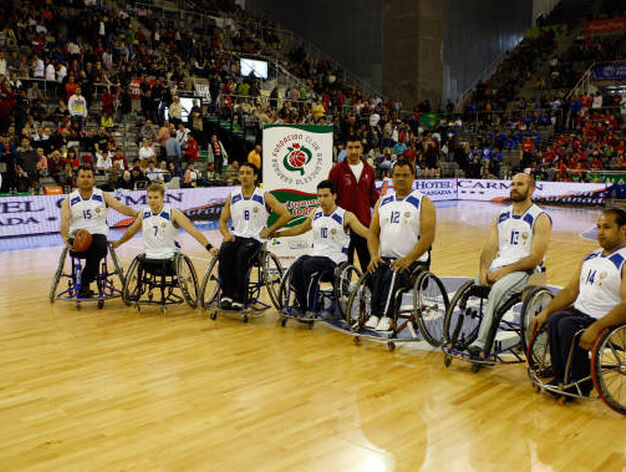 El baloncesto sobre ruedas tuvo su momento en uno de los descansos del partido.

Foto: Pepe Villoslada