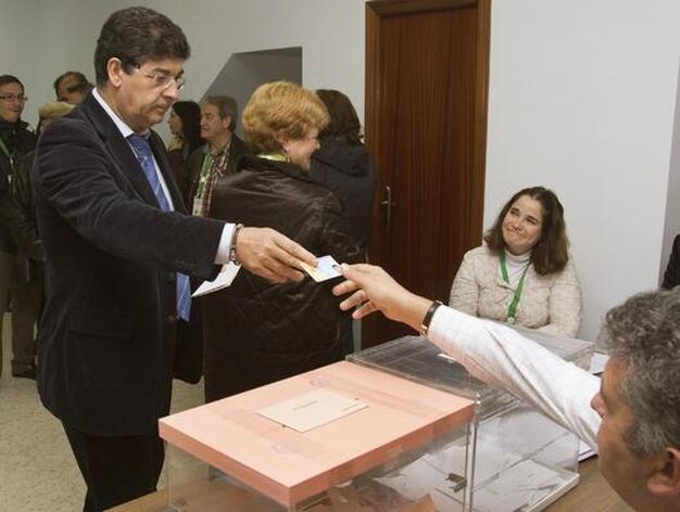 El l&iacute;der de IU en Andaluc&iacute;a, Valderas, vot&oacute; en Huelva.

Foto: EFE