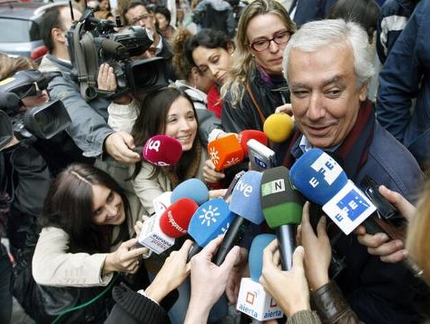 Javier Arenas atiende a los medios de comunicaci&oacute;n.

Foto: EFE