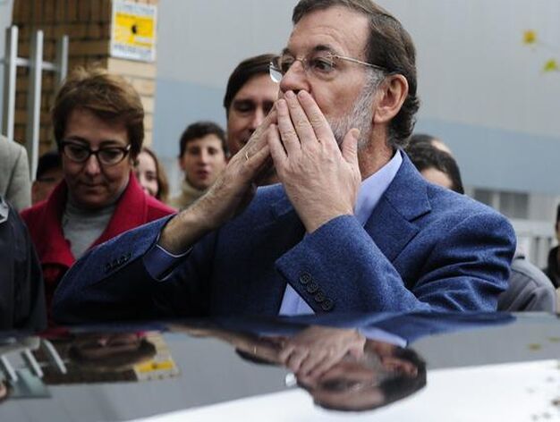 Rajoy saluda a quienes se congregaron para mostrarle apoyos.

Foto: AFP