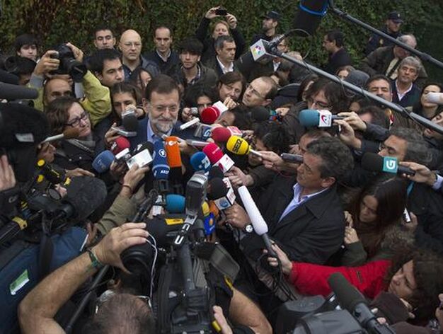 Rajoy atiende a los numeros&iacute;simos medios de comunicaci&oacute;n que acudieron.

Foto: Reuters