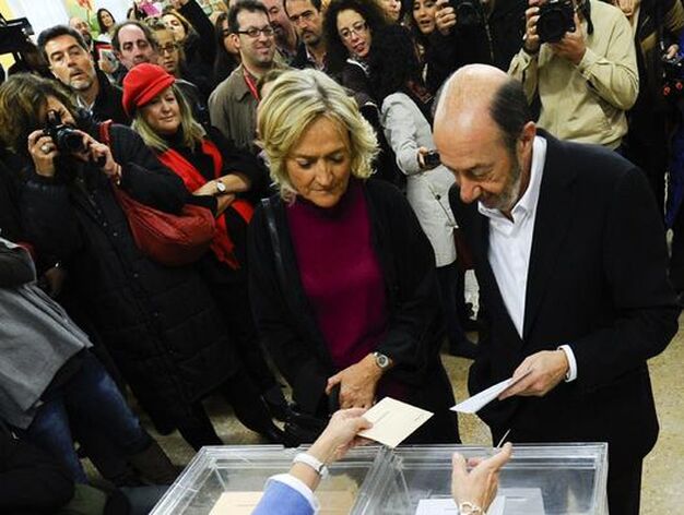 Rubalcaba y su esposa, Pilar Goya, votan.

Foto: AFP