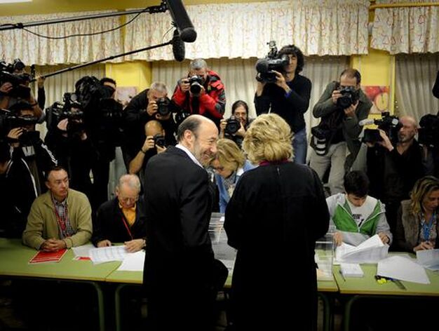 El candidato socialista tambi&eacute;n cont&oacute; con apoyo y presencia de medios.

Foto: AFP