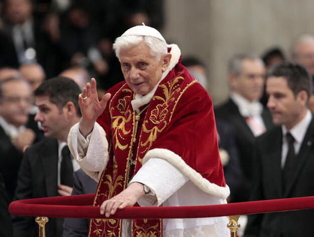 Benedicto XVI bendice en el Vaticano a sus fieles

Foto: Efe
