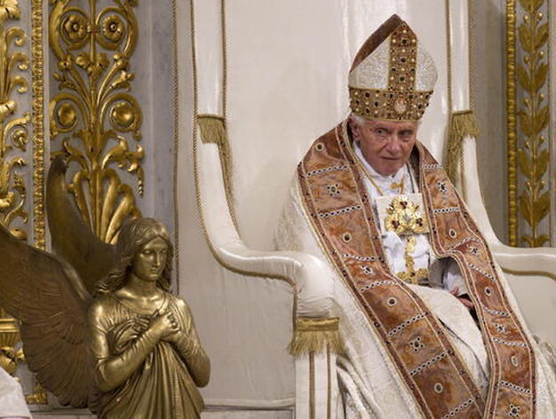 Benedicto XVI en un rezo en El Vaticano.

Foto: Efe