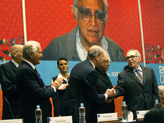Con Jos&eacute; Saramago, Carlos Fuentes, el expresidente de Andaluc&iacute;a, Manuel Chaves y Carlos Monsiv&aacute;is en la Feria Internacional del Libro de Literatura de Guadalajara (M&eacute;xico), en 2006. / EFE