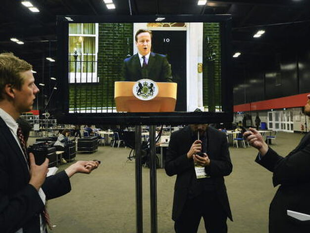 Periodistas escuchan el discurso del Primer Ministro brit&aacute;nico David Cameron, tras conocerse los resultados del refer&eacute;ndum. 

Foto: EFE