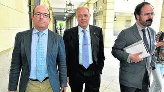 El ex consejero Ángel Ojeda, acompañado por sus abogados en mayo pasado cuando declaró en los juzgados.