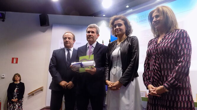 Pedro Caparrós recogío el premio de manos de la ministra de Sanidad, Dolors Montserrat, que ayer participó en su primer acto oficial.