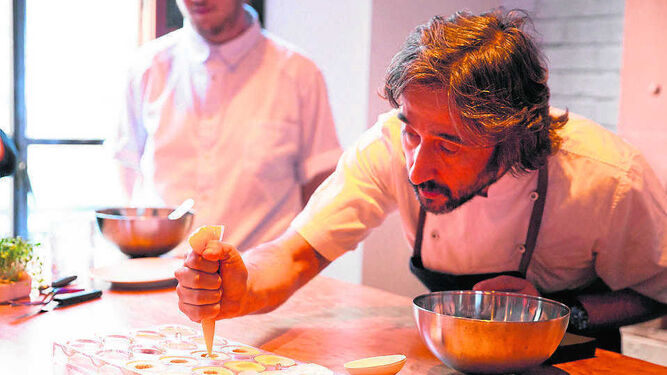 El chef Diego Guerrero ha dado un giro a la tradicional receta de los 'scotch eggs'.