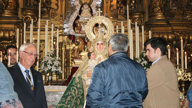 Francisco Javier Segura, Antonio Rodríguez Marmol y el periodista almeriense Cristóbal Cervantes, en la foto con la Virgen, exaltarán a la imagen durante sus cultos extraordinarios previos.