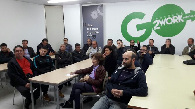 Trabajadores de Galasa mantuvieron ayer un encuentro con Antonio Lázaro, consejero delegado, en el teatro de Huércal-Overa para aclarar dudas y desconvocar la huelga.