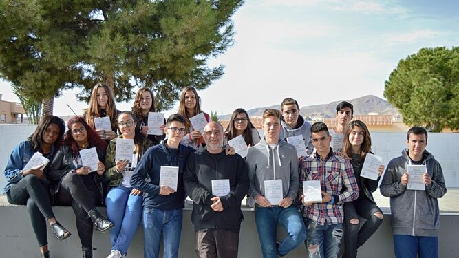 Oscar Fábrega con los jóvenes filósofos que han escrito el libro que se presenta hoy en la Villaespesa.