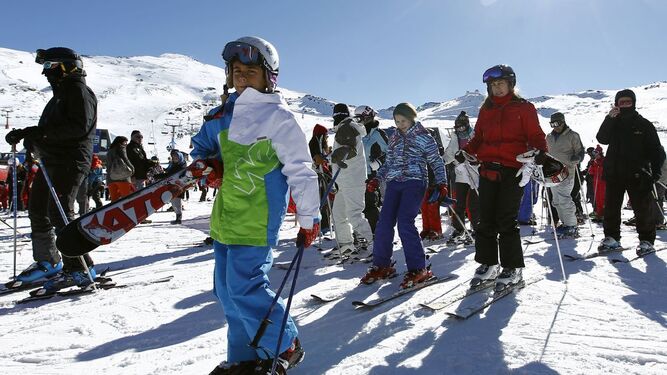 Un grupo de esquiadores, a punto de comenzar una jornada practicando su deporte favorito en Sierra Nevada.