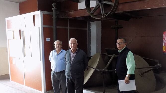 Juan Amat, presidente de la cooperativa que gestiona la Almazara (centro), junto a Juan Antonio Navarro (izq.) y Juan García, socios.