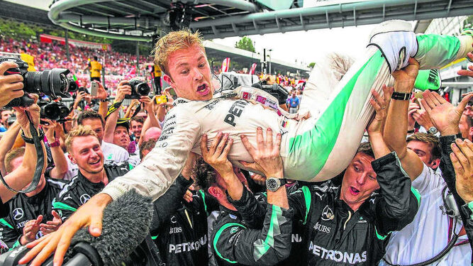 Nico Rosberg celebra junto a su equipo la victoria en el Gran Premio de Monza (Italia).