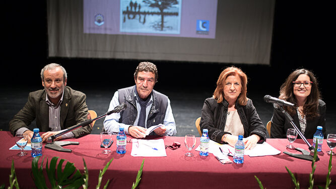 El alcalde de Vera, Félix López, y la edil de Educación, María Montoya, presidieron la mesa.
